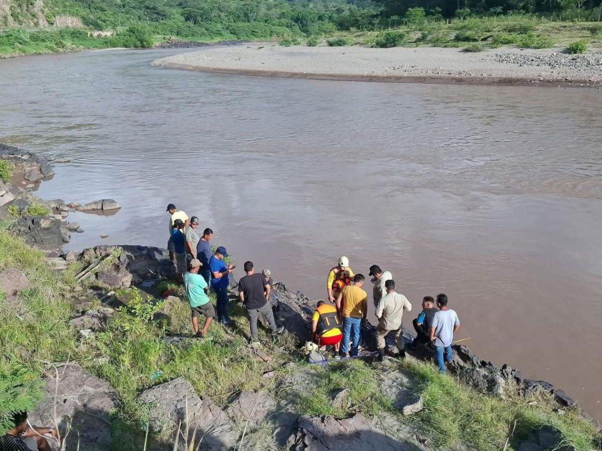 Elmer Quino vendía mostaza y verduras para ayudar a su familia: murió ahogado al volcarse un bus