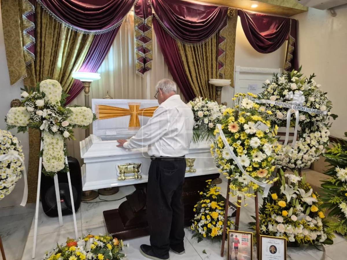 Le pegaron varios disparos; yo lo estoy palpando: el doloroso clamor del padre de Milton Rápalo durante el velorio