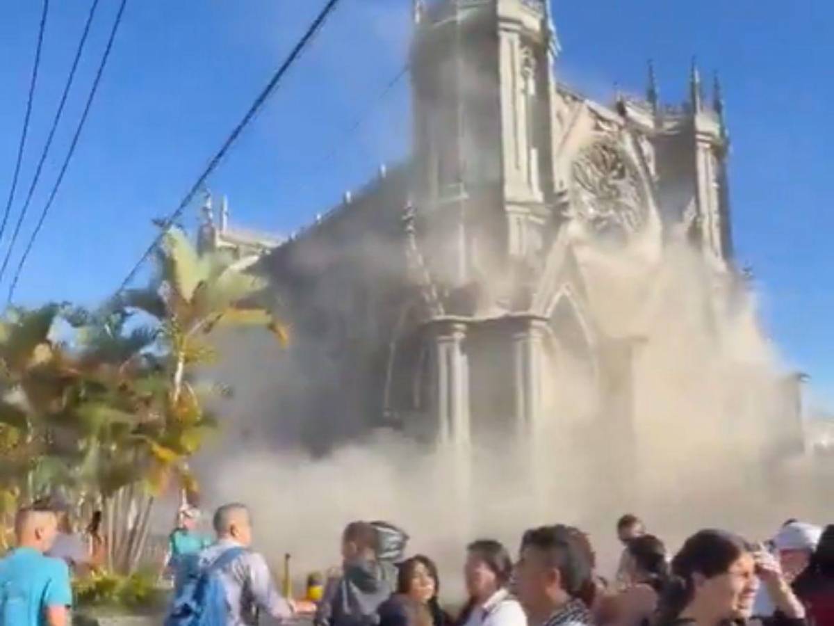 Escombros caían: Así cedió parte de la Catedral de Manizales tras terremoto de 7.4 en Colombia