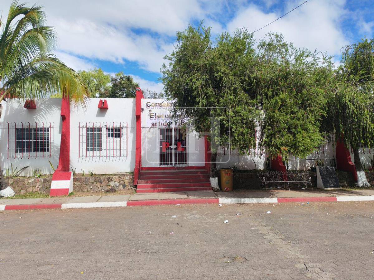 Lunes en silencio y con expectativas en los resultados: vacías sedes políticas del PL y PN