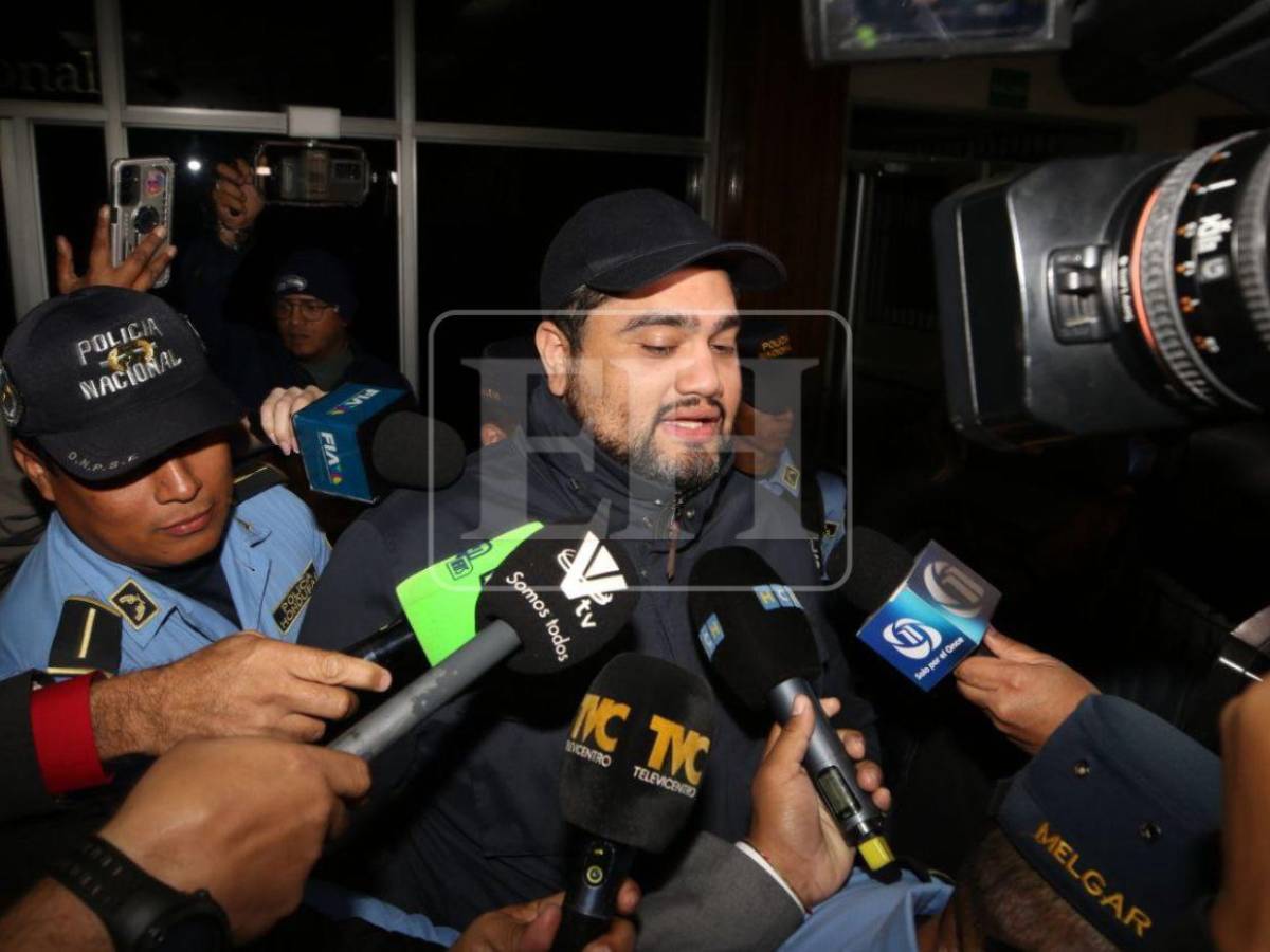 Con una sonrisa, así salió Cardona de la CSJ tras recibir arresto domiciliario