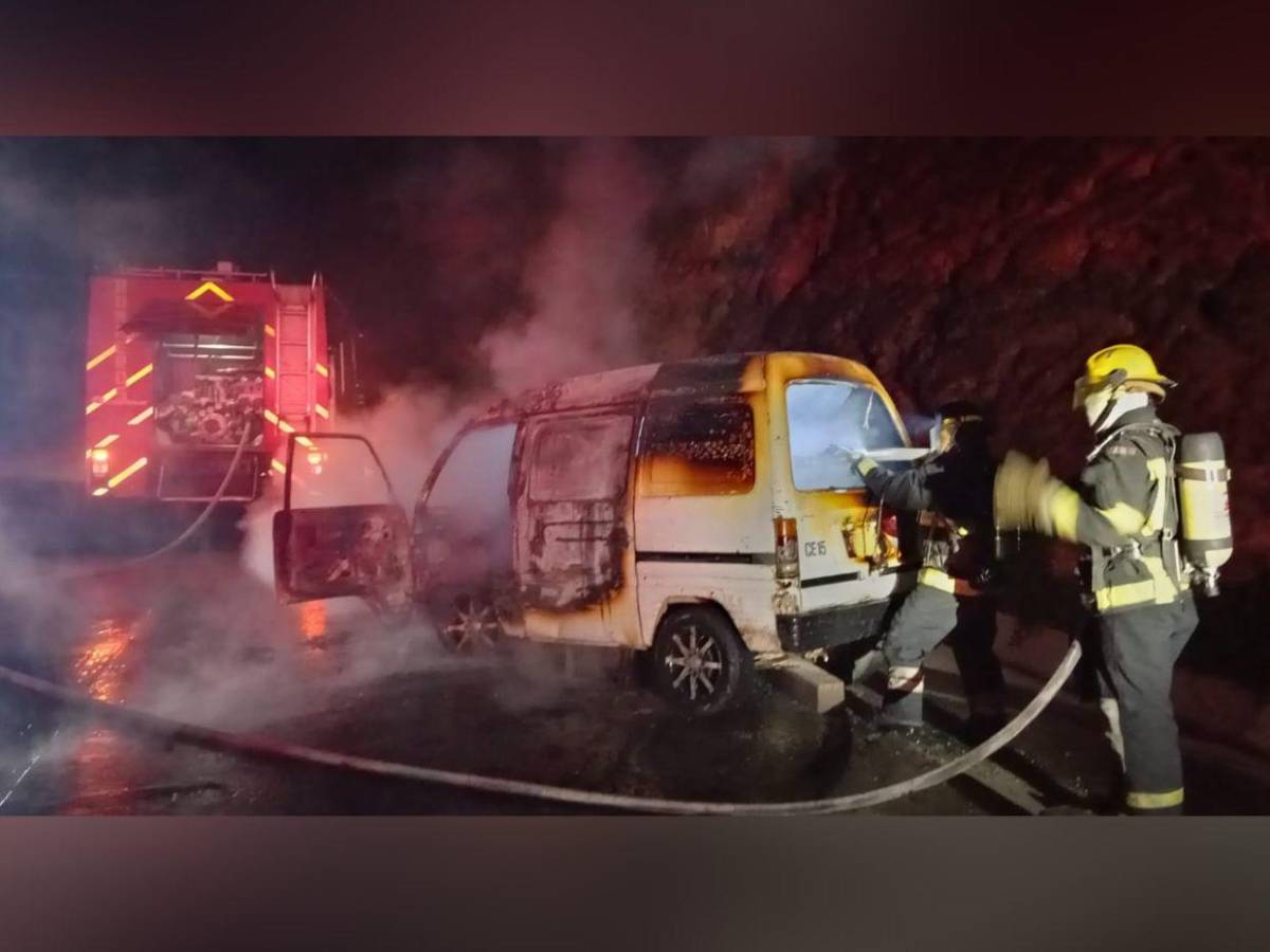 Fotos: así quedó el busito incendiado en Villa Vieja, carretera al oriente