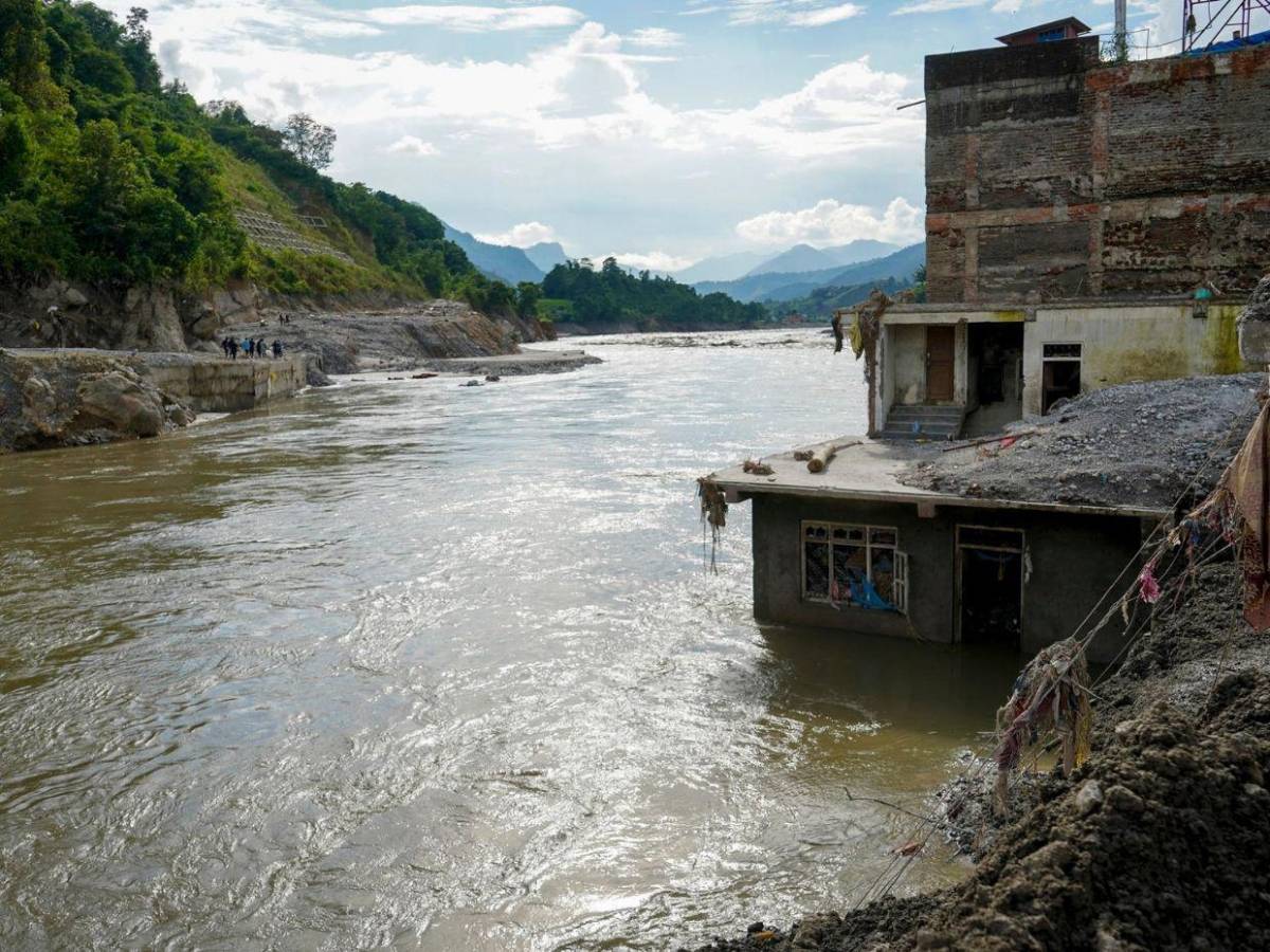 Cuerpos entre los escombros y el barro hasta el cuarto piso: así quedó Nepal tras la riada