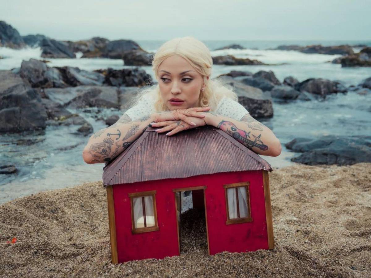 Mon Laferte llegará a Honduras con su Femme Fatale Tour