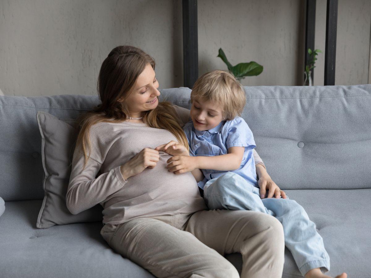 Prepare a su hijo mayor para recibir al nuevo bebé en casa