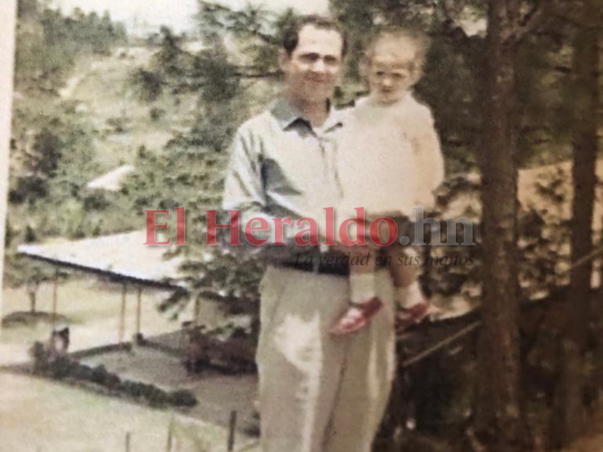 En el retrato vemos a María Elena junto a su padre Luis Armando.