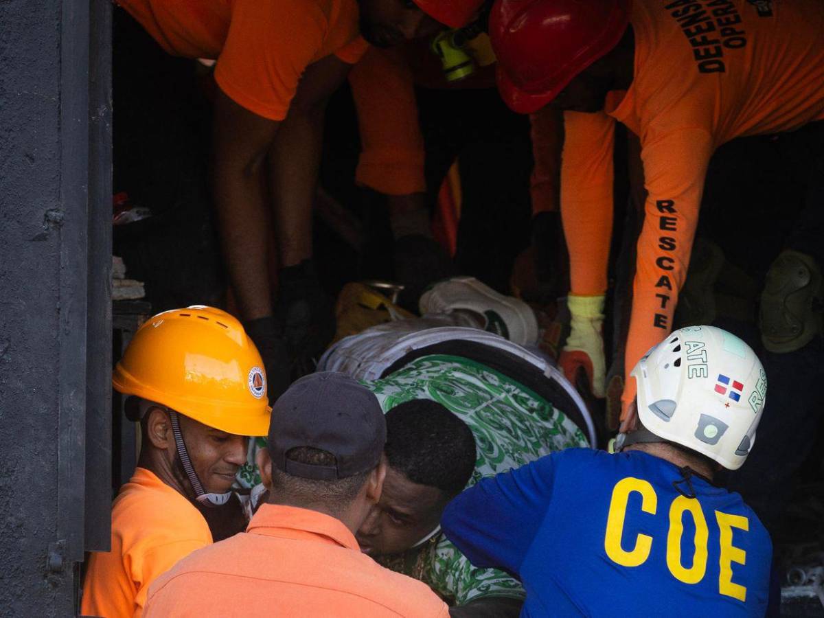 A contrarreloj buscan víctimas del accidente en discoteca de República Dominicana