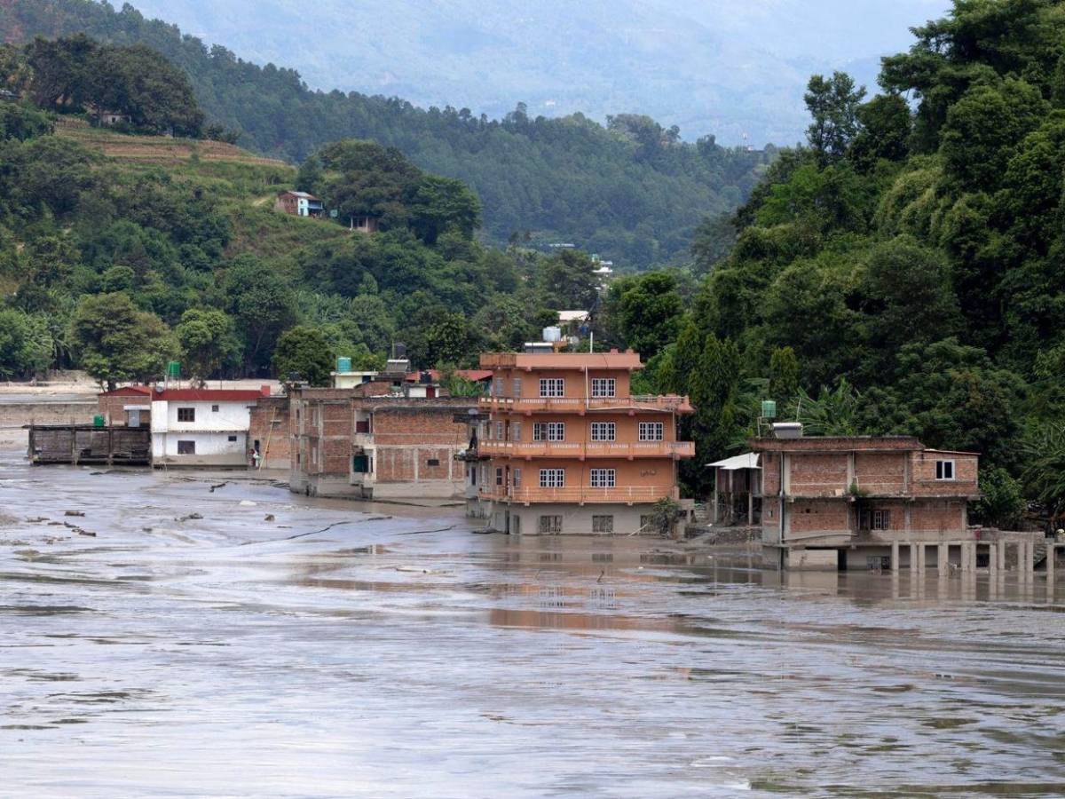 Destrucción en Nepal: riada suma más de 800 muertos y llegan rescatistas internacionales
