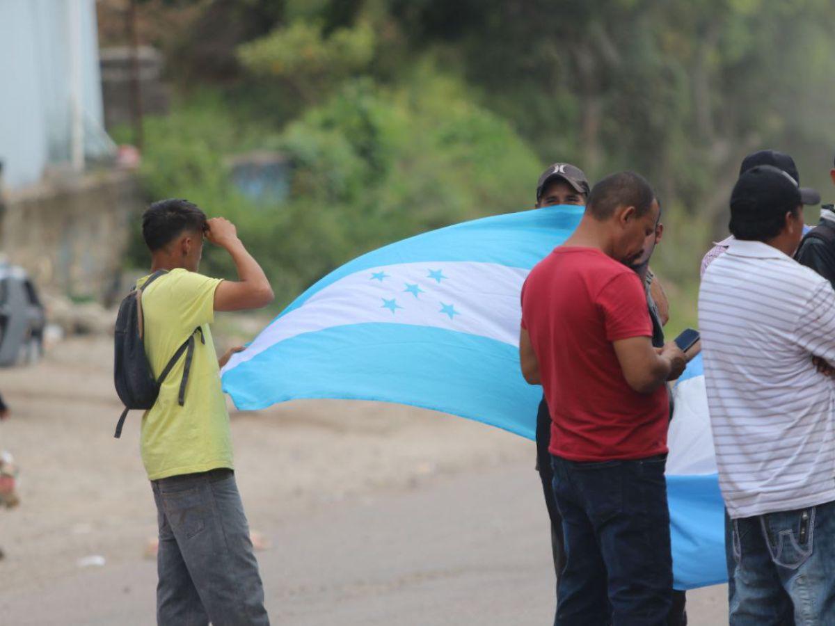 Pobladores bloquean carretera a oriente por lento avance en pavimentación