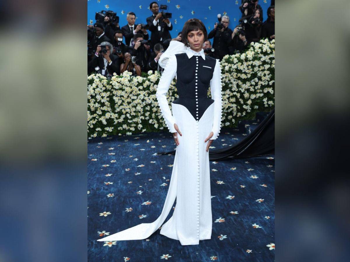 Zoe Saldaña impone estilo en la Met Gala 2025 con diseño bordado y nuevo look
