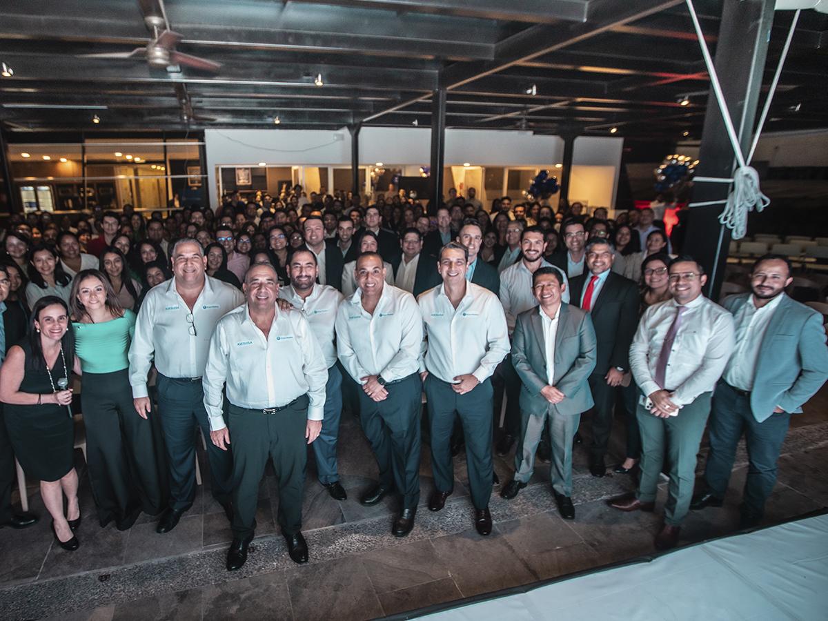 Los ejecutivos y colaboradores de Grupo Ficohsa y ASESUISA celebran la exitosa adquisición en El Salvador, fortaleciendo su liderazgo regional en la industria de seguros.