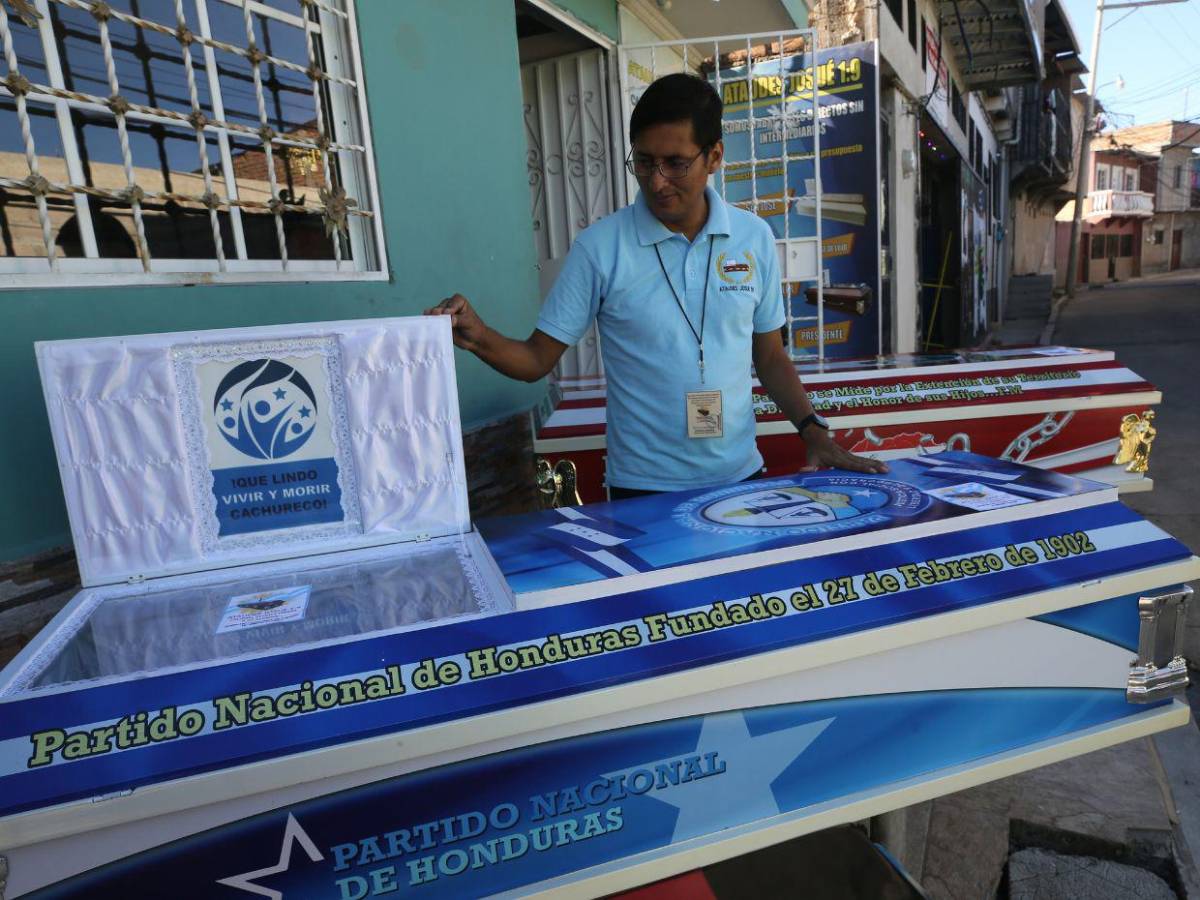 Ataúdes elaborados con diseños de emblemas de partidos políticos