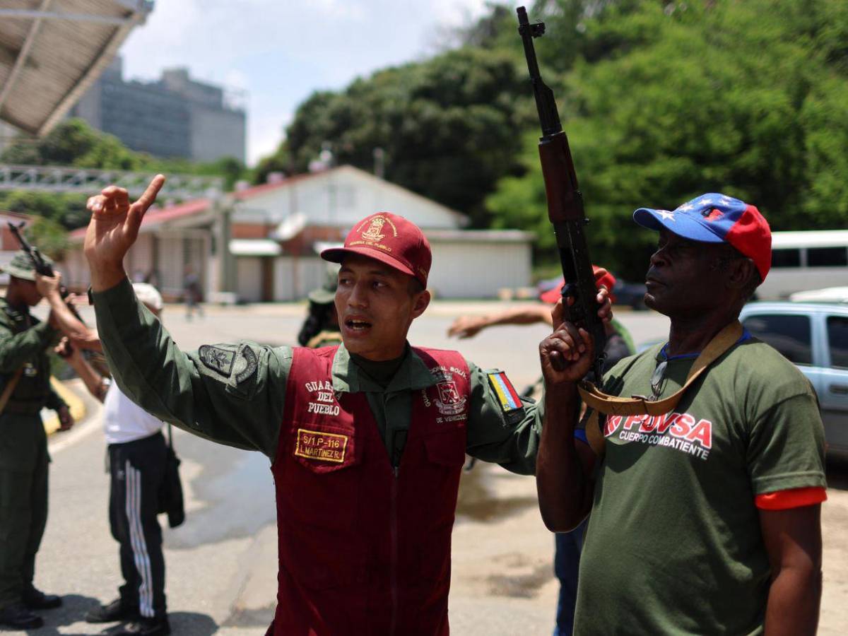 Hasta señoras aprenden a usar armas en comunidades de Caracas, Venezuela