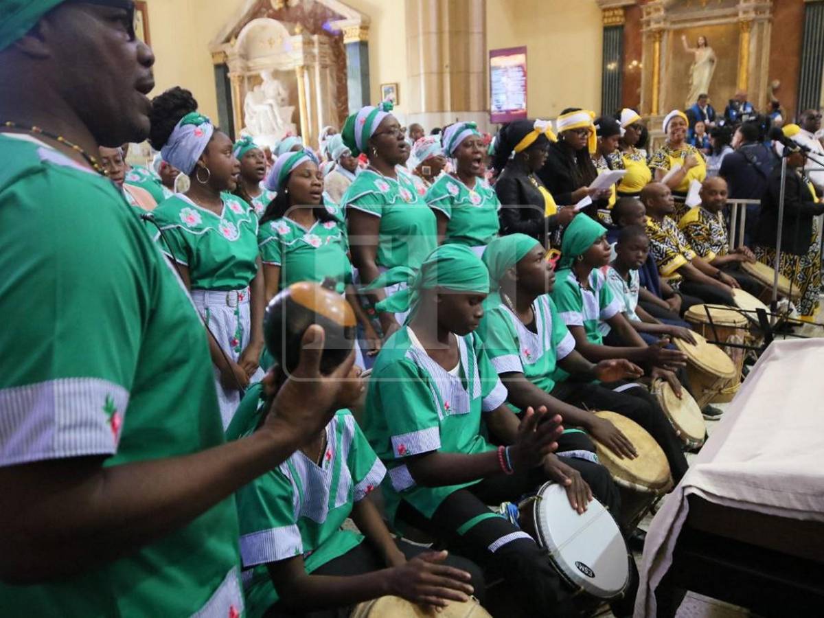 Con kazzabe y música ancestral, garífunas rinden devoción a la Morenita