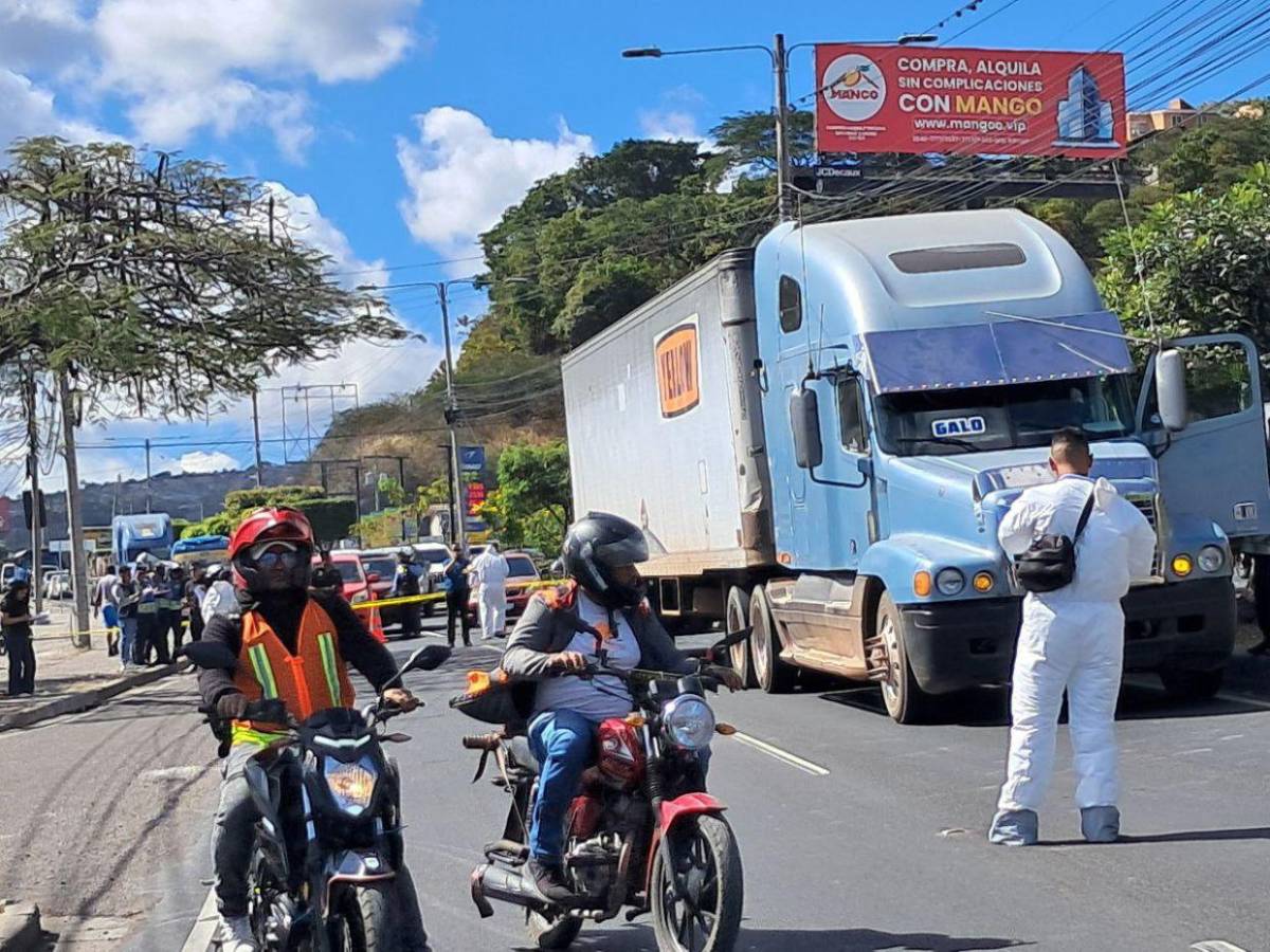 Entre las llantas de una rastra: Motociclista muere atropellado en el bulevar FF AA