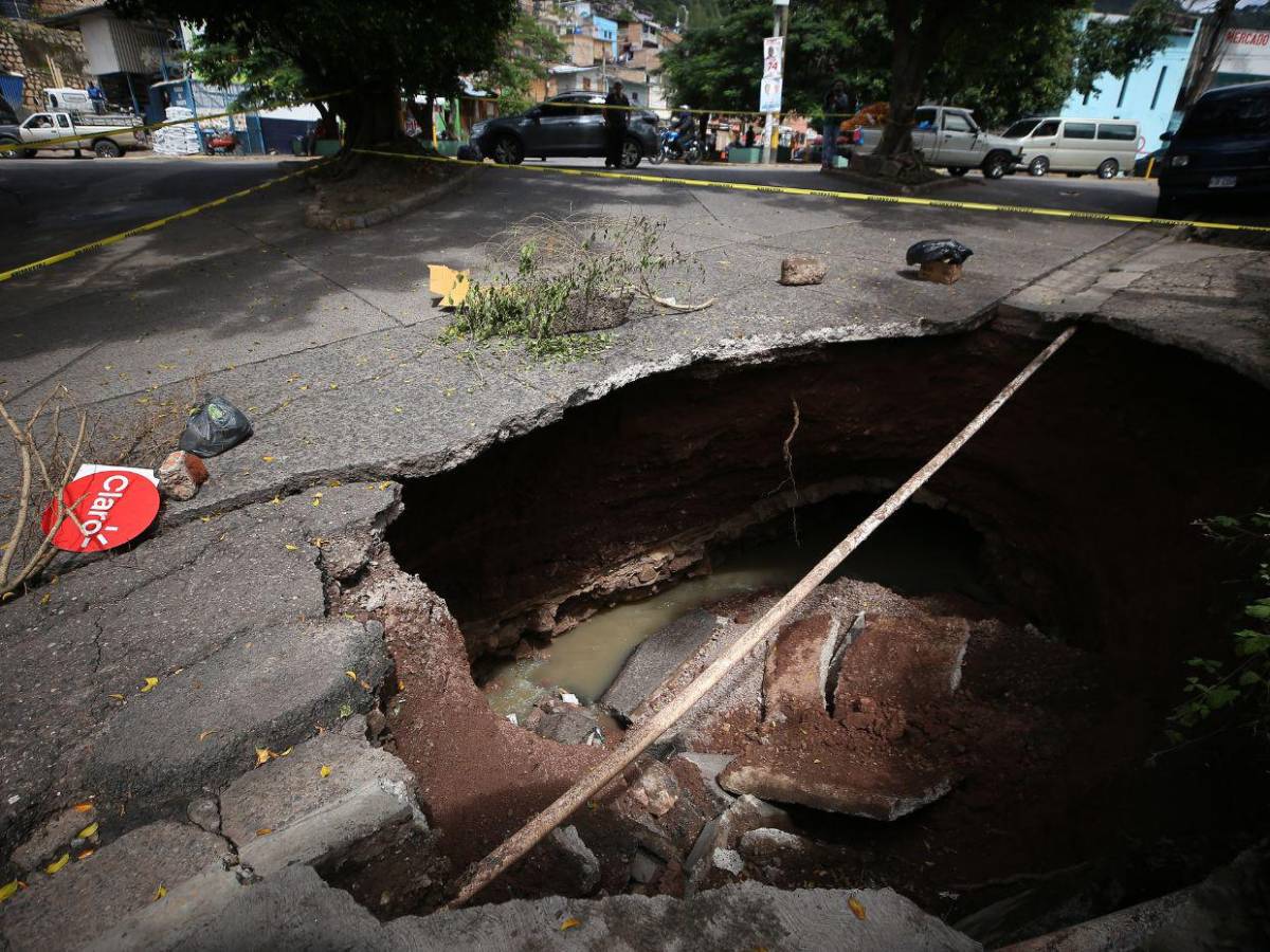 Socavones ponen en riesgo conductores y vecinos en distintos puntos de la capital