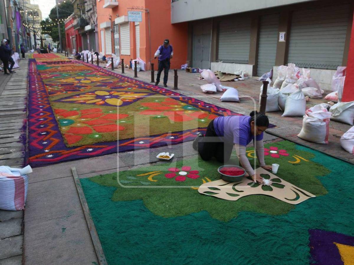 Arte, fe y devoción: Avenida Cervantes luce colorida con las alfombras de aserrín