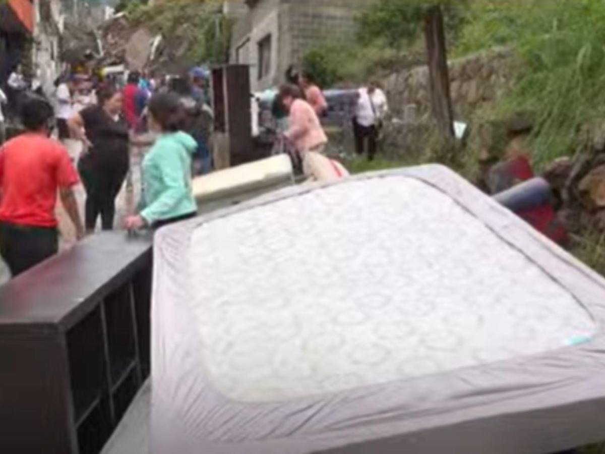 Sin casas ni lugar donde albergar: vecinos evacuan El Reparto tras derrumbe de sus casas