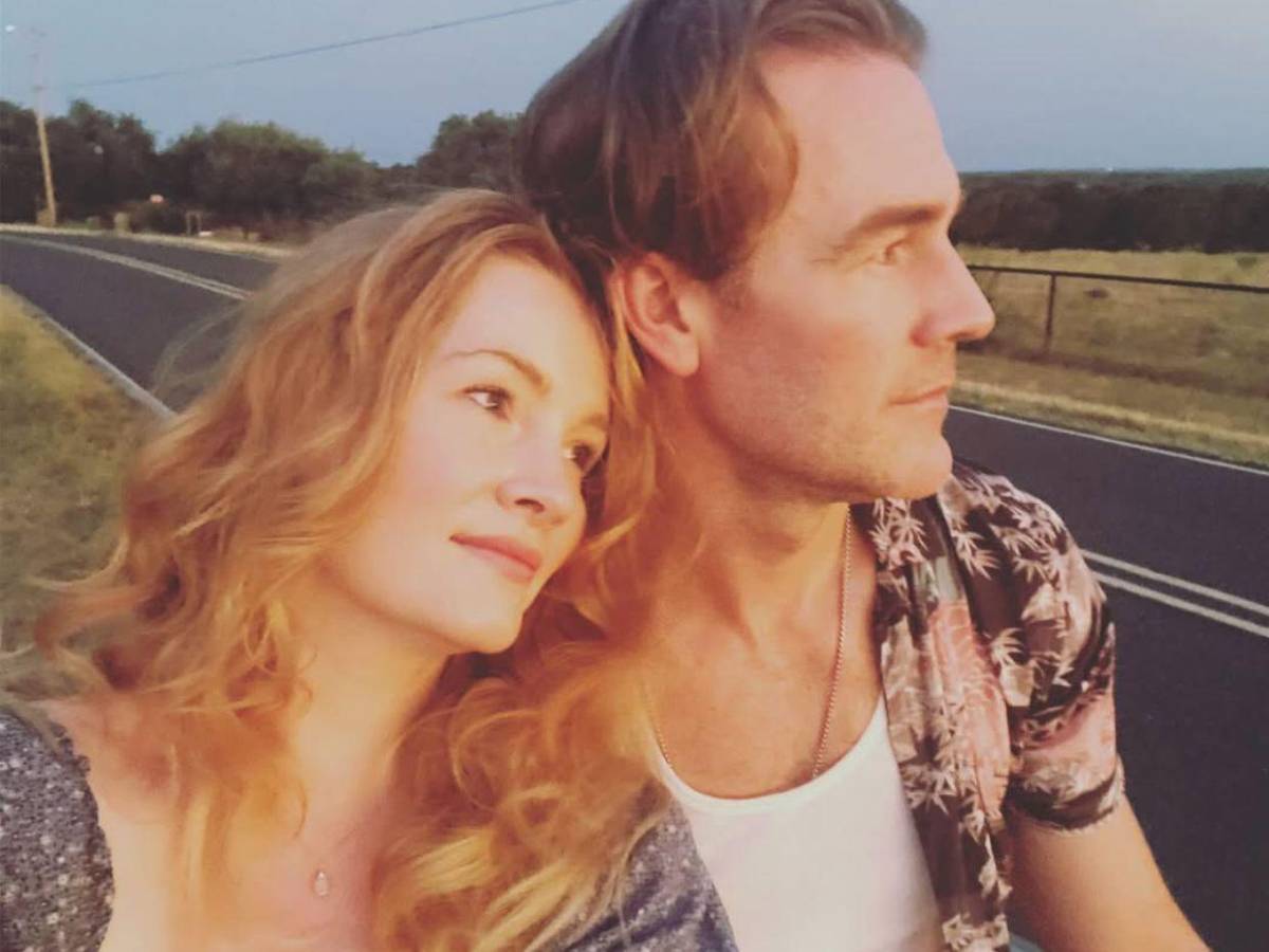 La viuda de James Van Der Beek le rinde homenaje en lo que habría sido su 49 cumpleaños