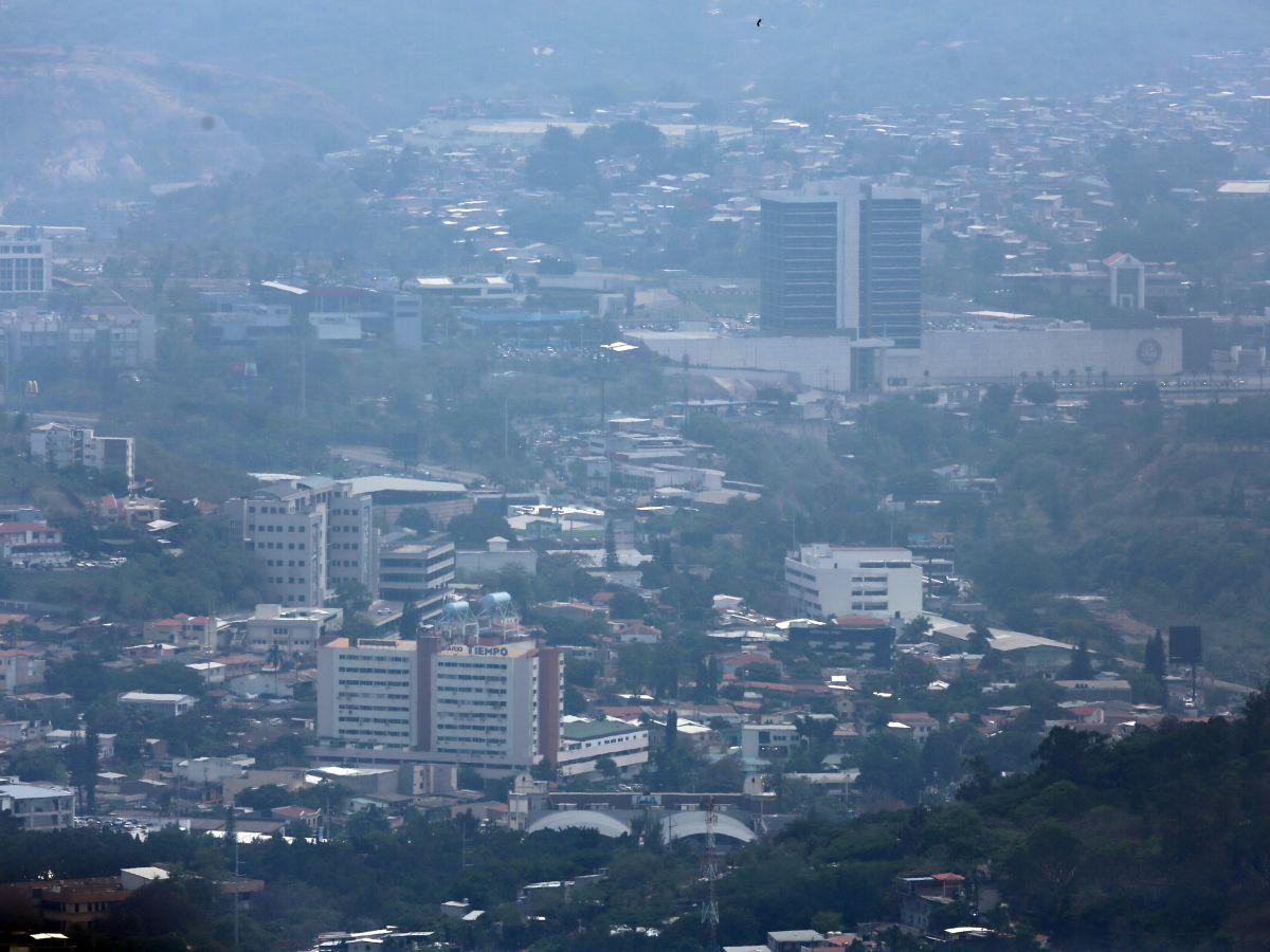 La calidad de aire no saludable hace que el color gris y opaco predomine en el municipio.