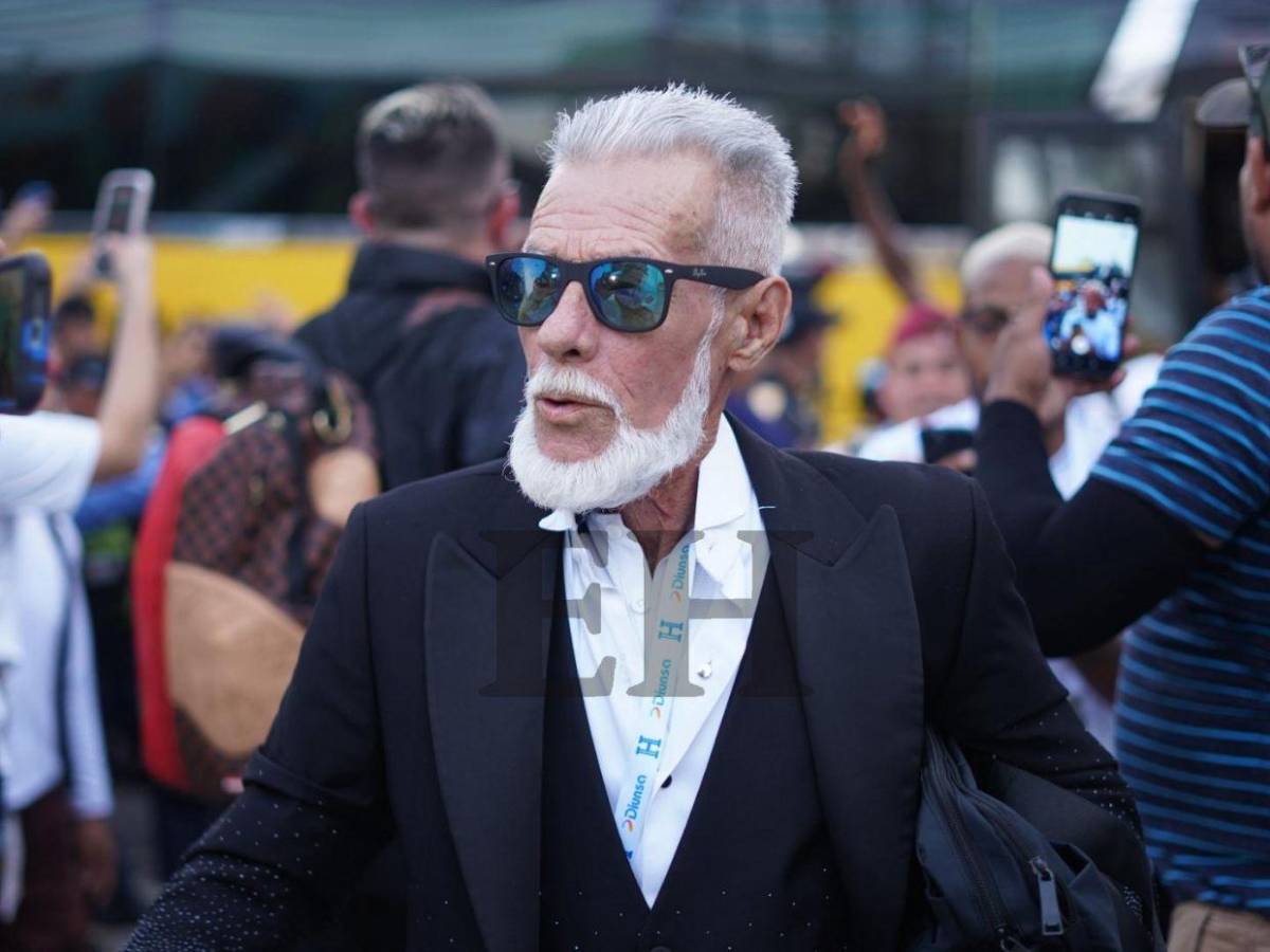 ¡Derrochando flow! La elegancia de El Loco de la Selva en el partido de tiktokers de Honduras vs El Salvador