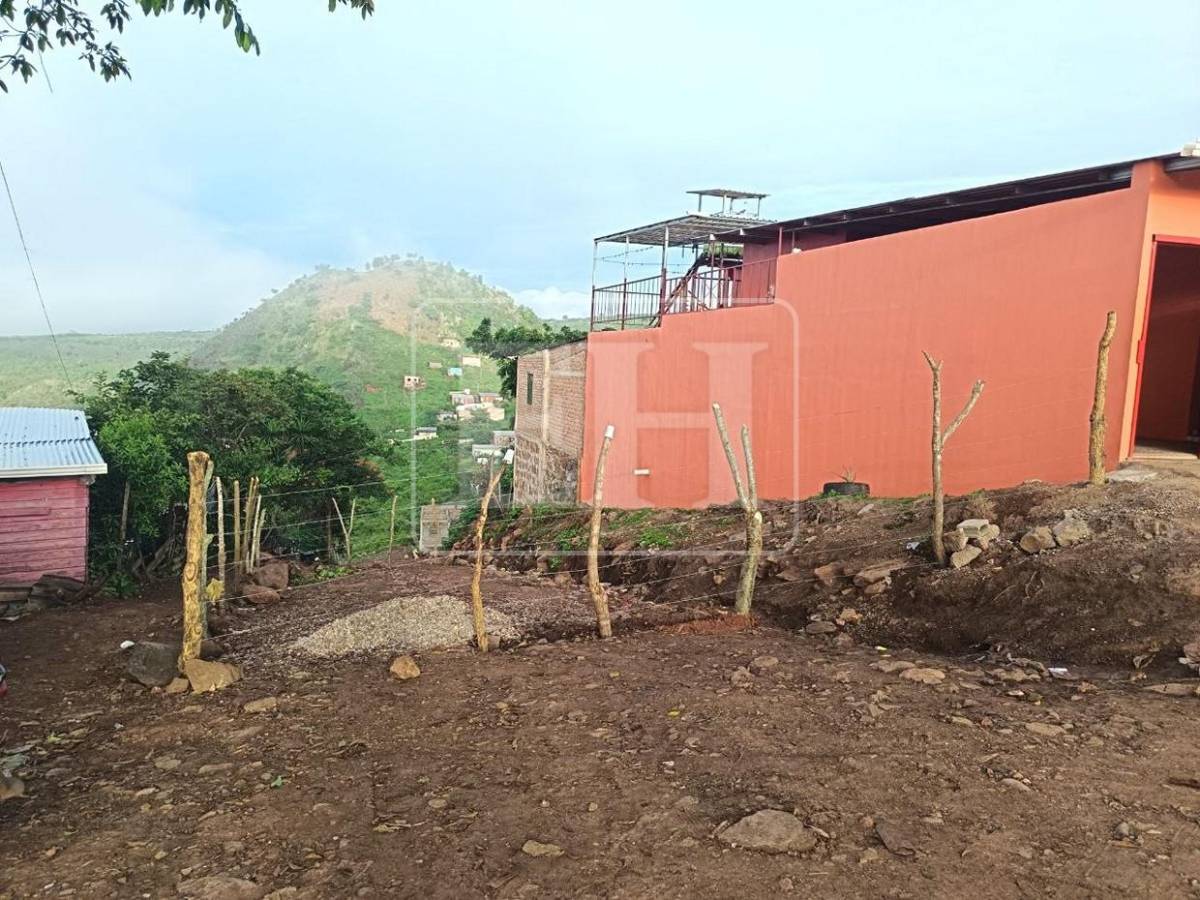 Cerco de púas deja sin paso a vecinos de colonia Monte de los Olivos
