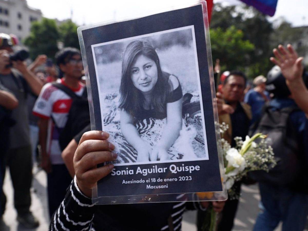 Cientos de personas protestan en Lima contra la investidura de Keiko Fujimori