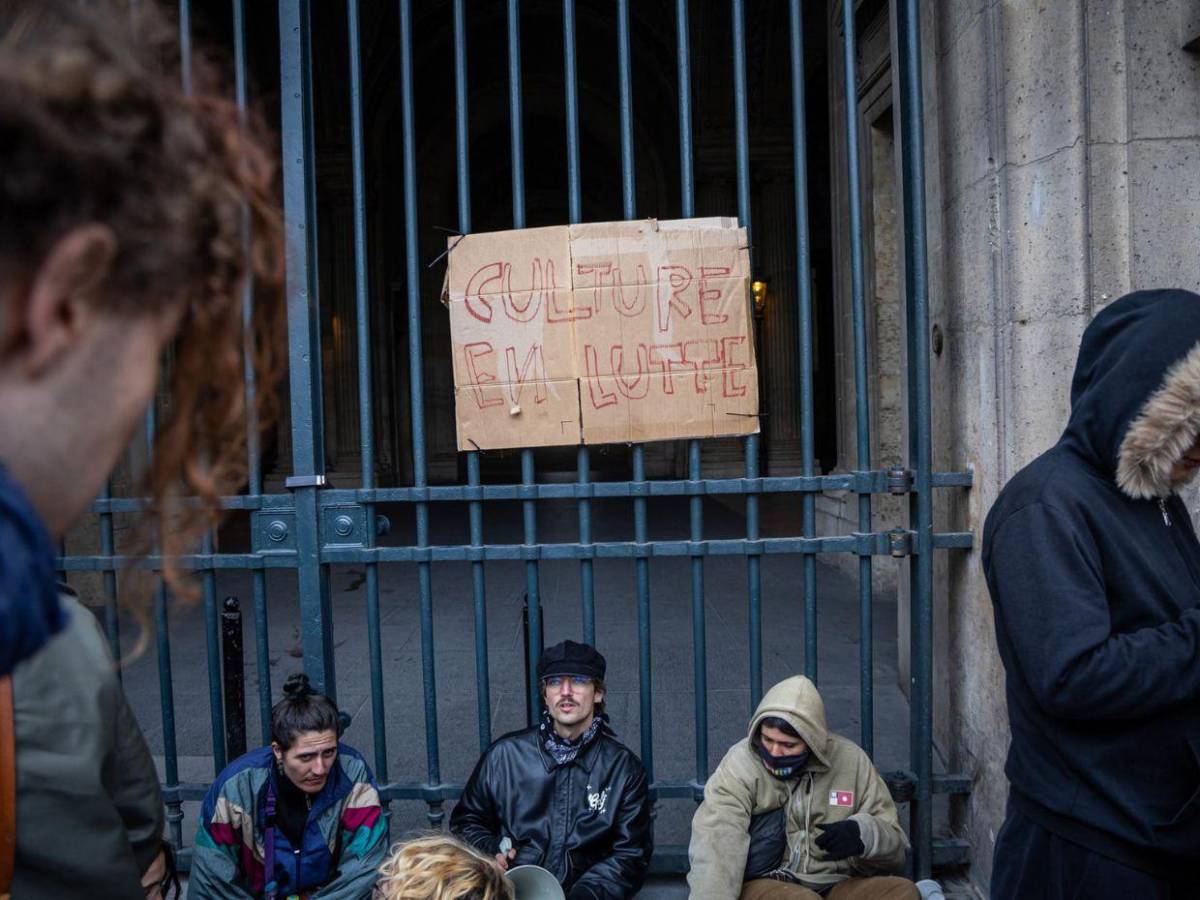 Estudiantes bloquean el acceso al Louvre en apoyo a las protestas de los institutos