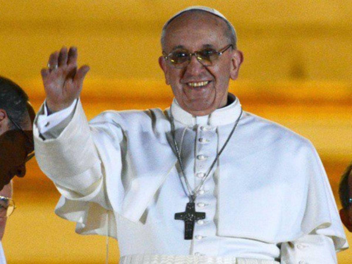 El cambio físico del papa Francisco: de líder enérgico a paciente frágil