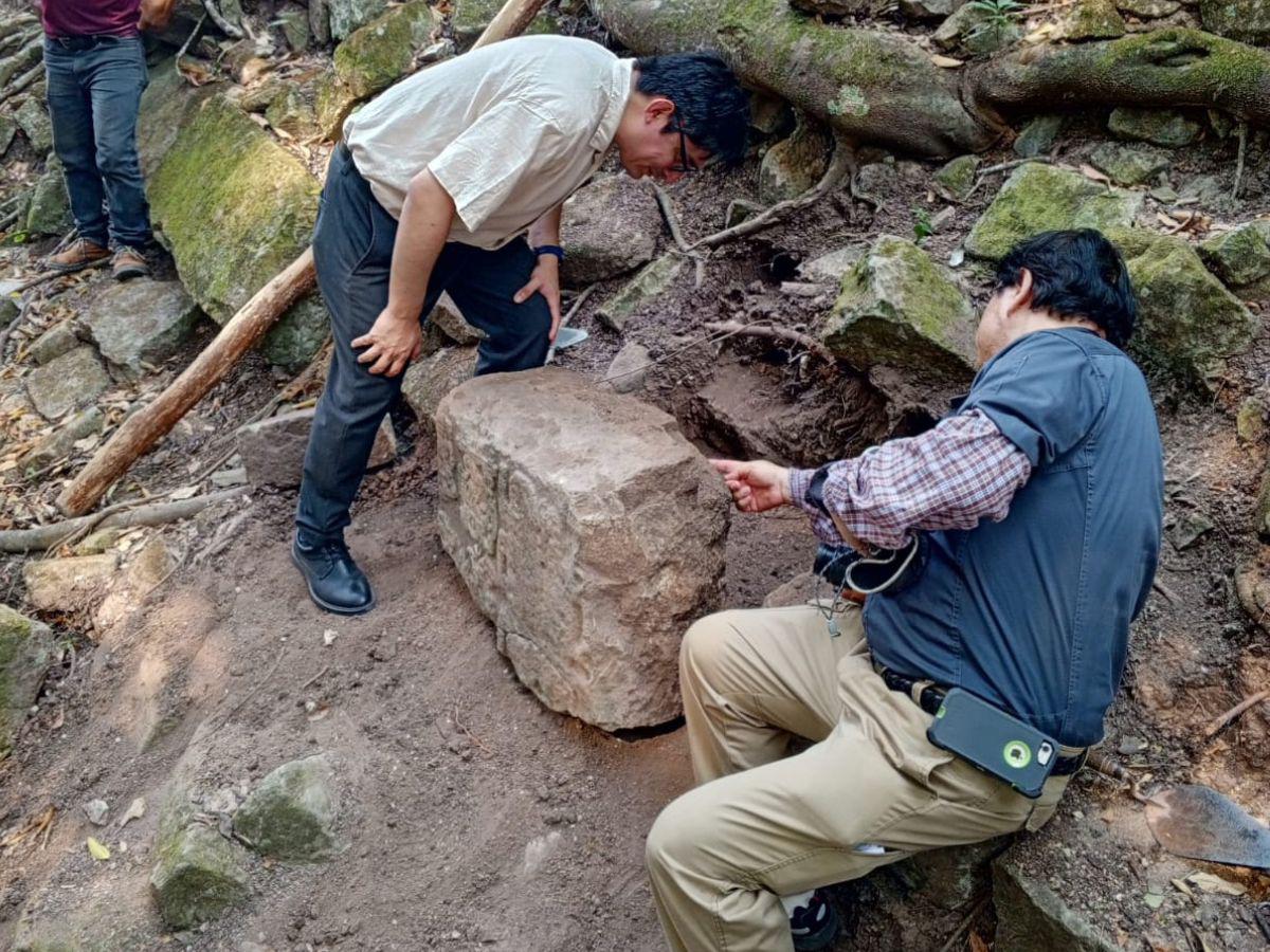 El investigador japonés Seiichi Nakamura y Rolando Canizales director del IHAH, observan parte de una estela arqueológica que fue uno de los últimos hallazgos.