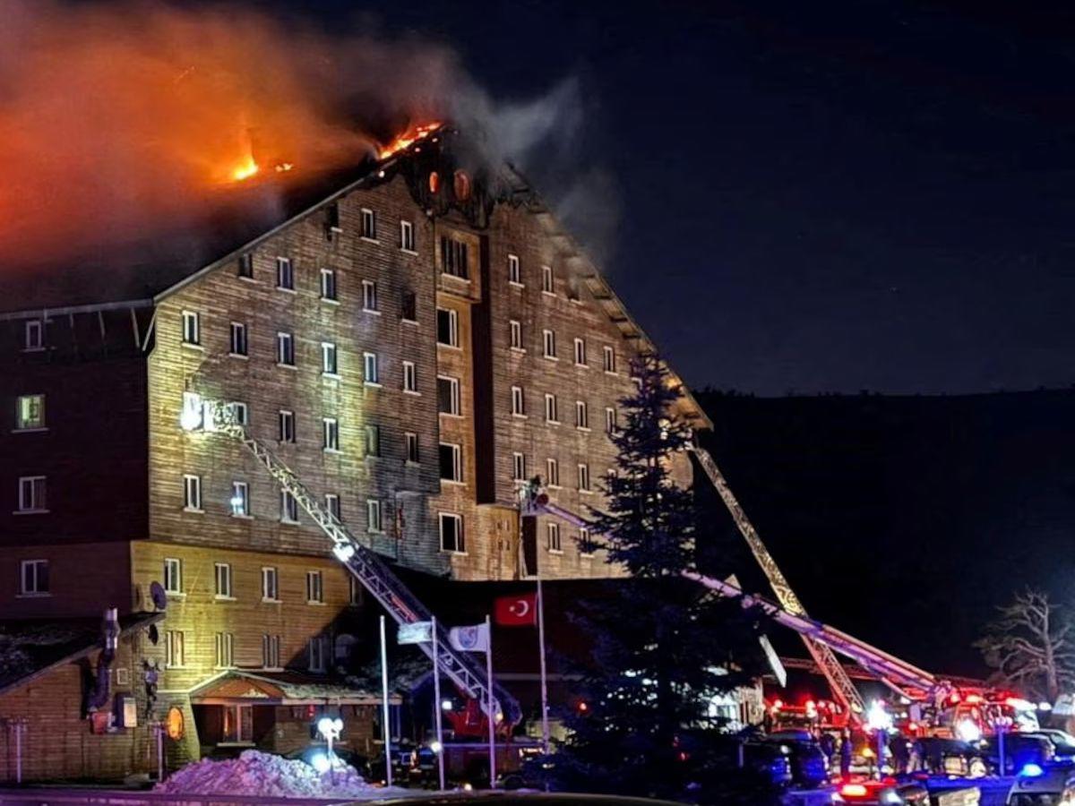 Voraz incendio en hotel de Turquía deja unas 69 personas muertas