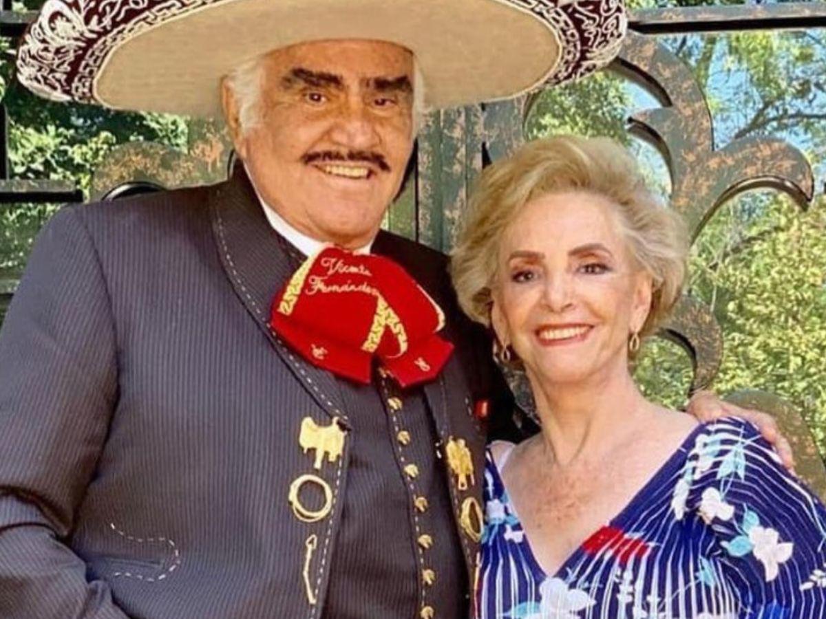 Doña Cuquita, viuda de Vicente Fernández, captada cariñosa con otro hombre en concierto