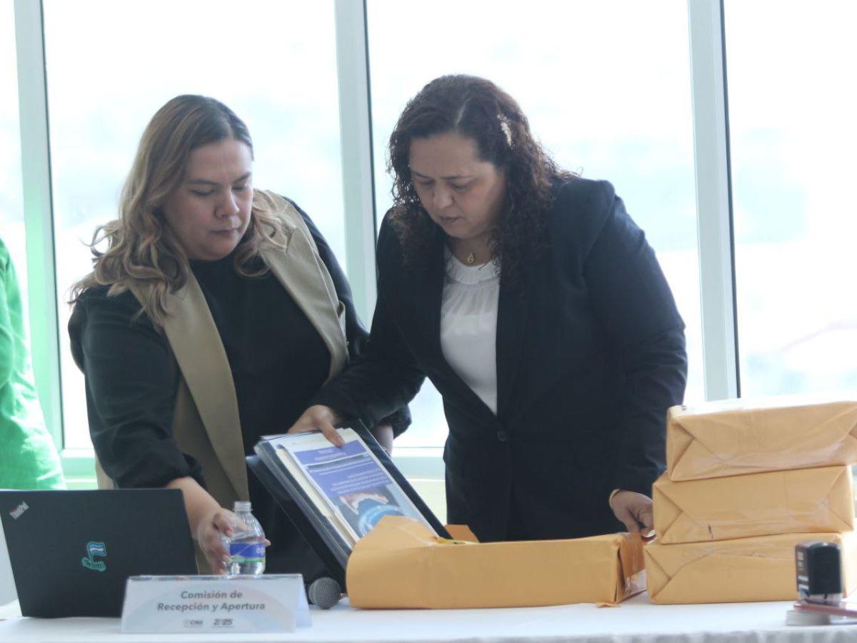 Sillas vacías, protestas y solo una propuesta: Así fue la recepción de ofertas para el biométrico