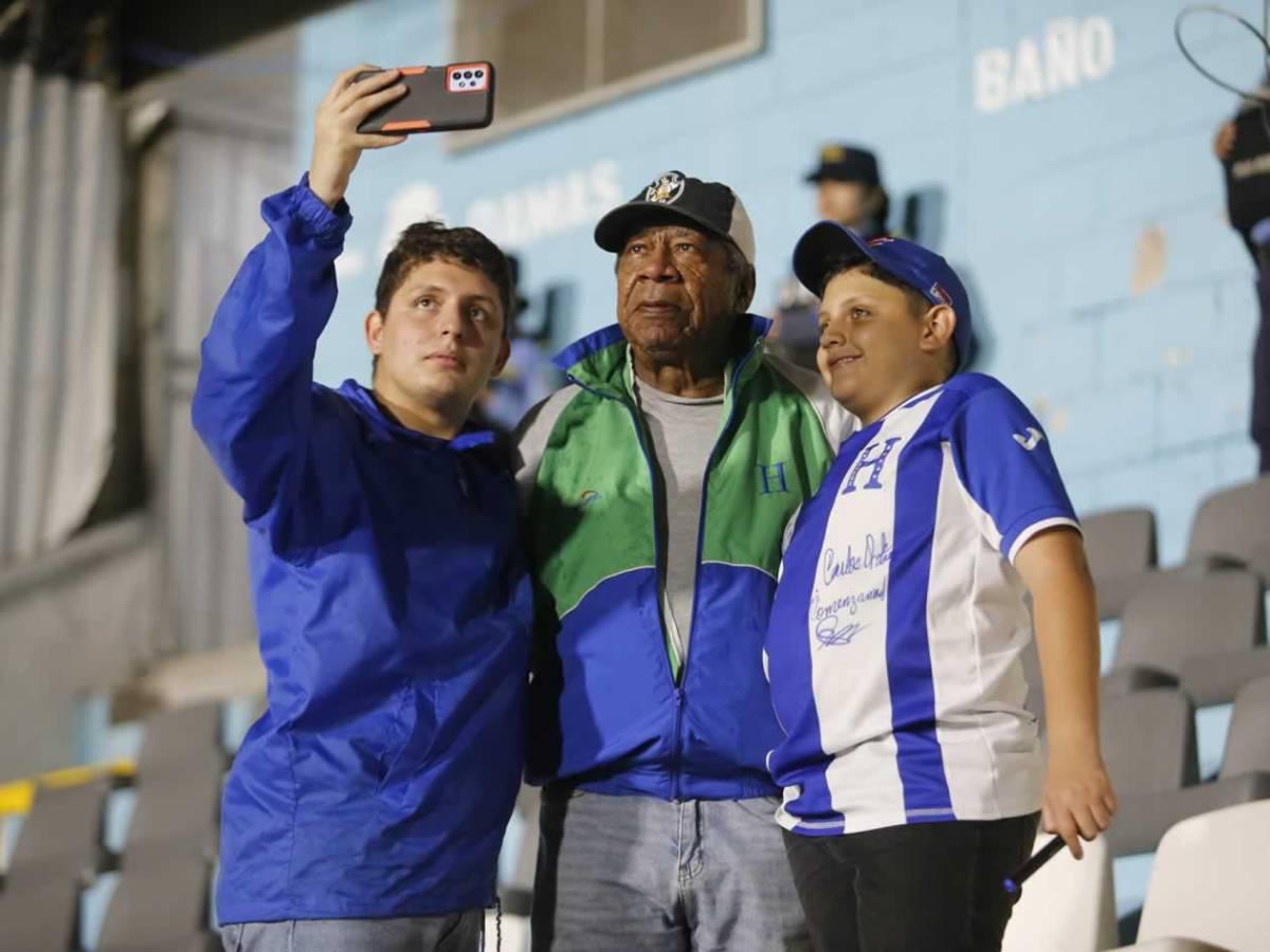 Lo que hizo la pareja del año, lindas chicas y bronca: Postales del triunfo de Honduras vs Nicaragua