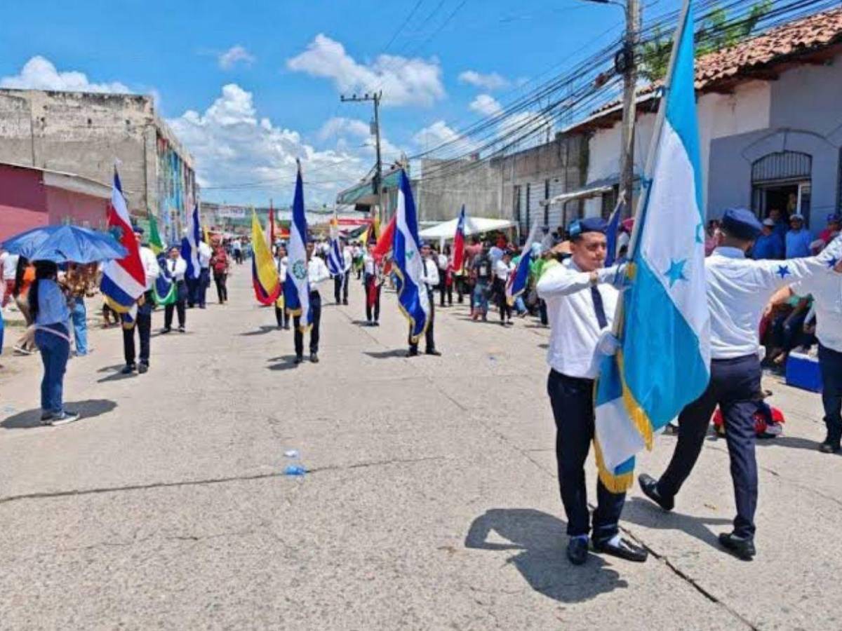 Educación investigará denuncias por extorsión vinculadas con los desfiles