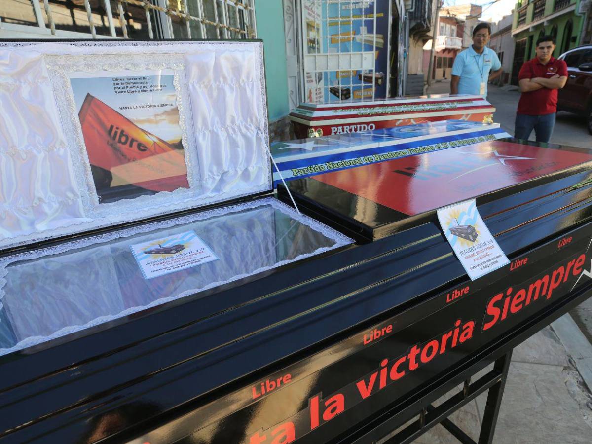 Ataúdes elaborados con diseños de emblemas de partidos políticos