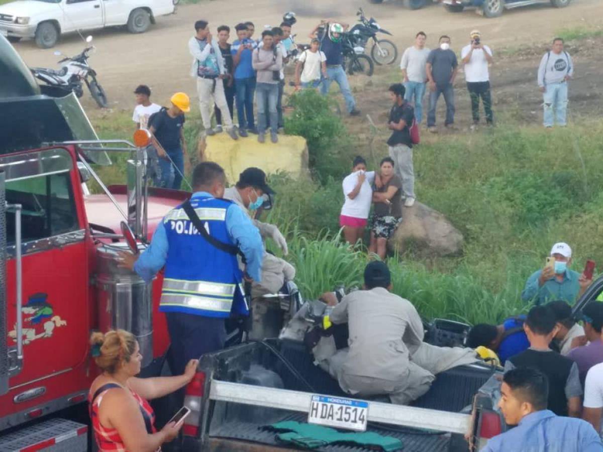 Aparatoso choque entre rastra y vehículo deja una persona herida en Guasaule
