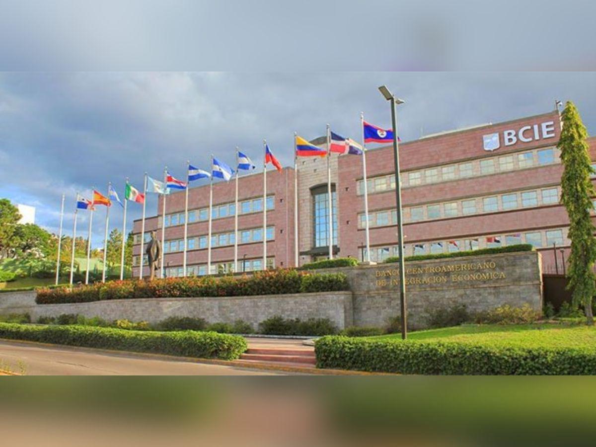 El BCIE dice que pagará a los despedidos en el plazo legal