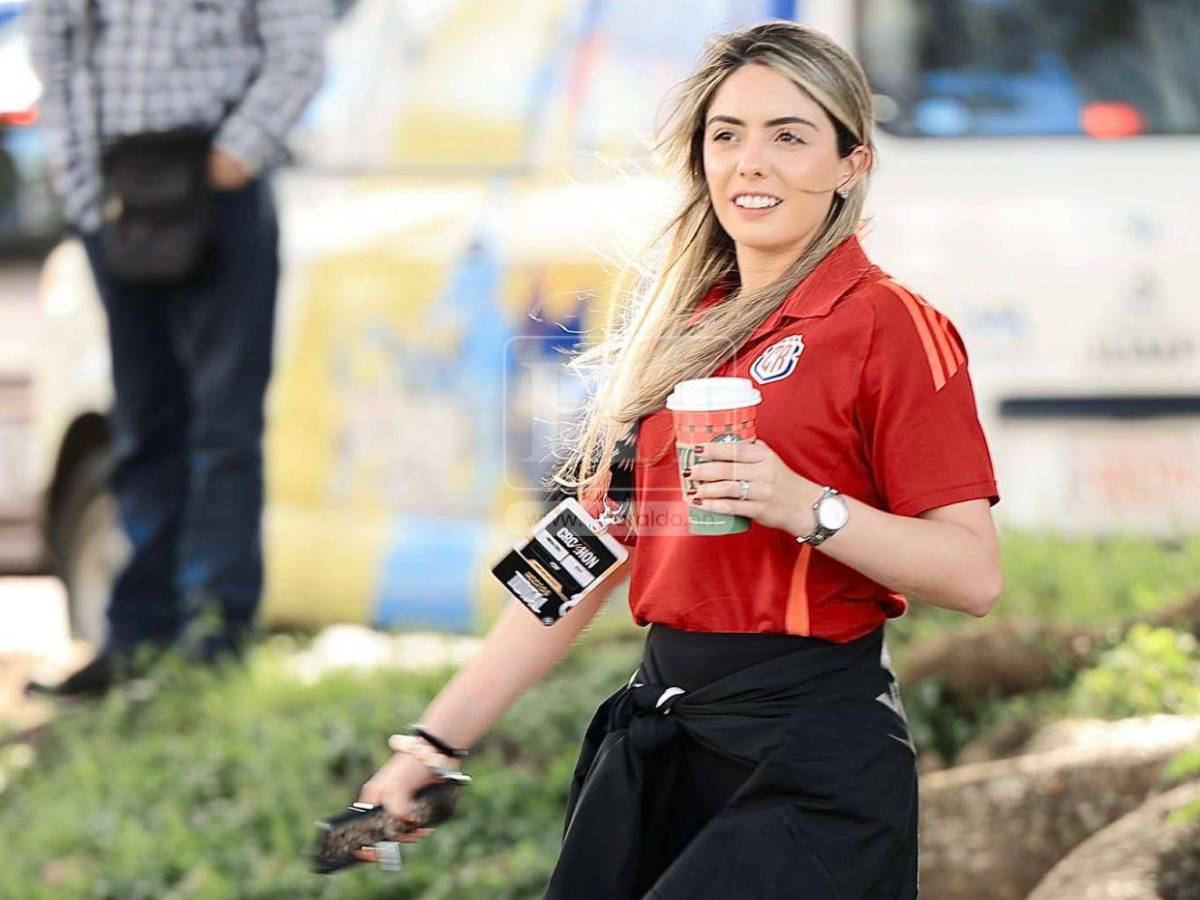 Chicas hermosas iluminan el partido entre Costa Rica y Honduras
