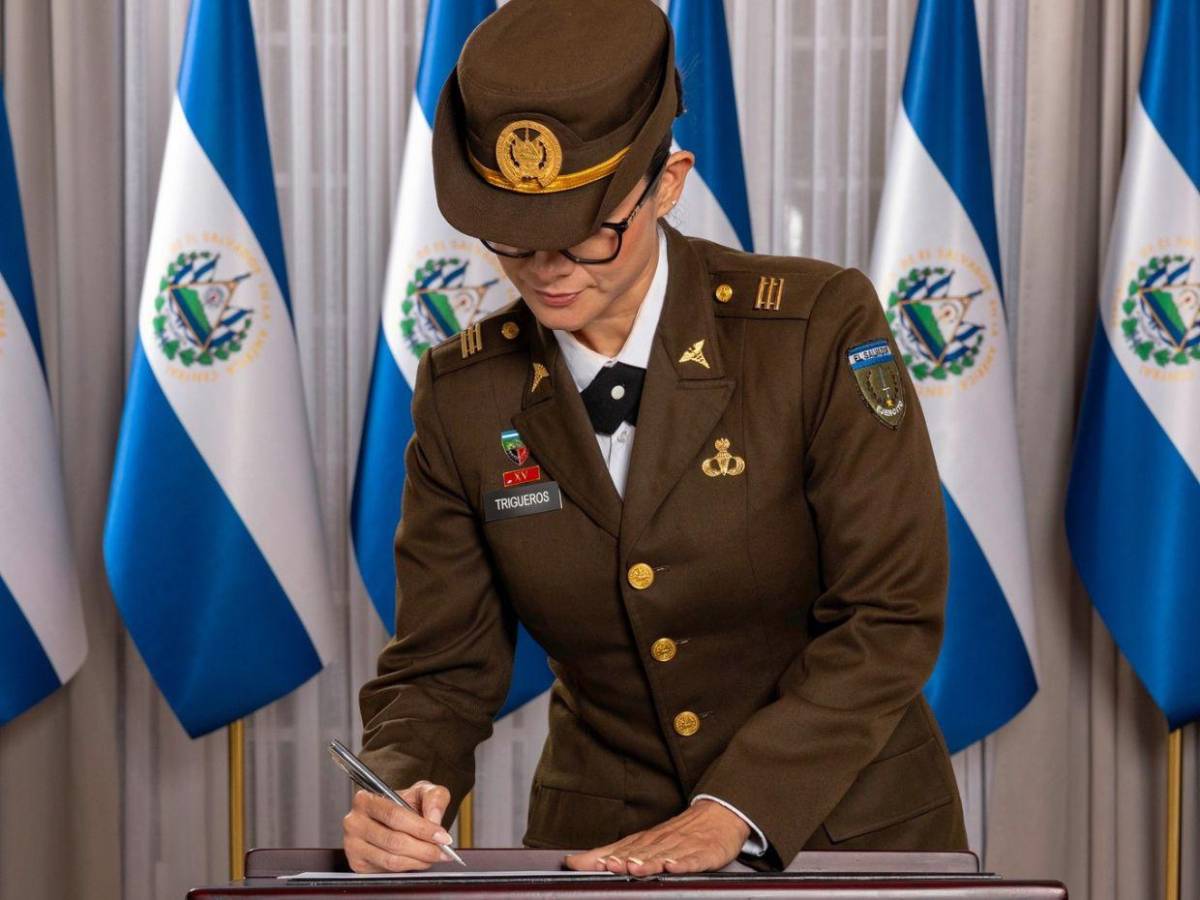 ¿Quién es Karla Trigueros, la militar que es ministra de Educación en El Salvador?