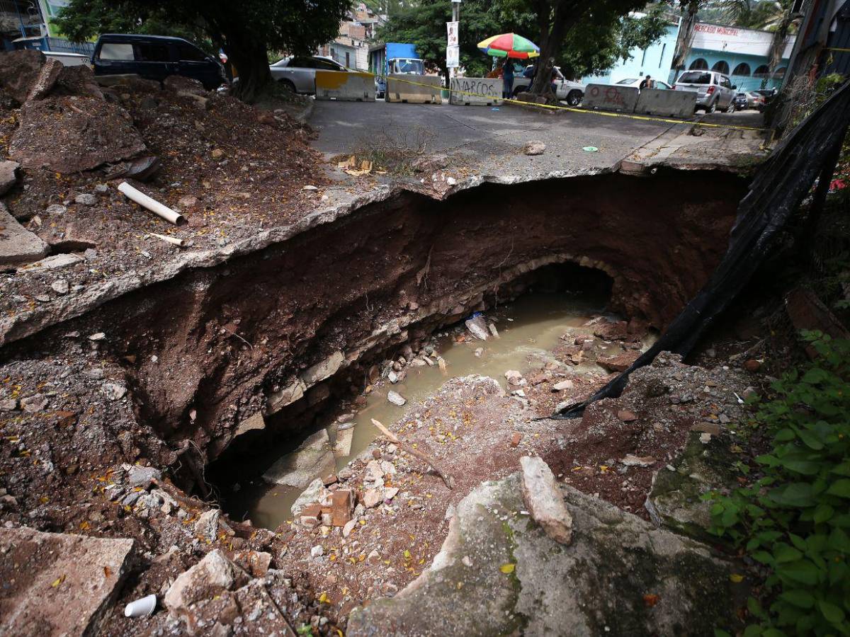 Socavones ponen en riesgo conductores y vecinos en distintos puntos de la capital