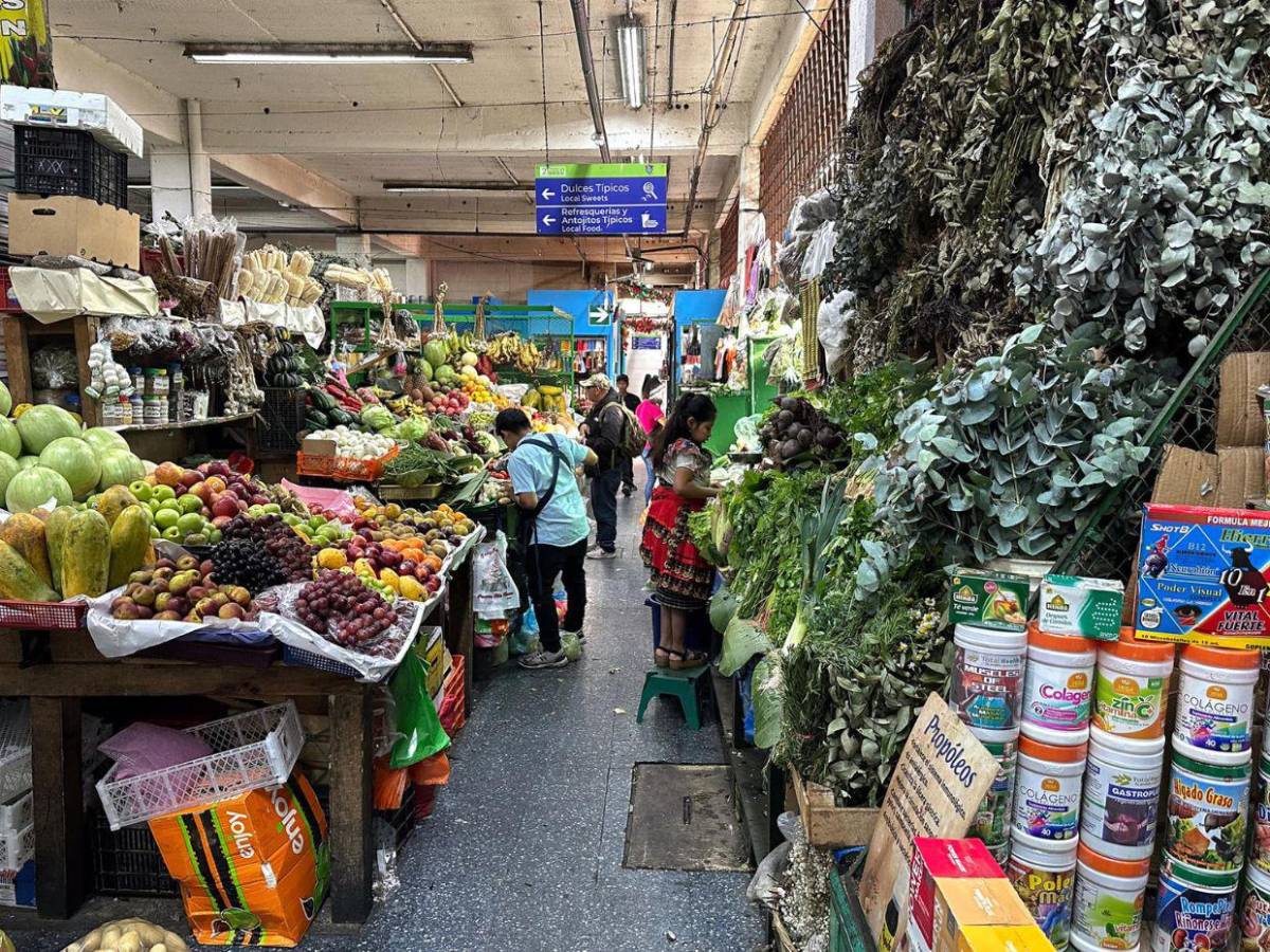 Guatemala vive su primer día en estado de sitio y honra a nueve policías caídos