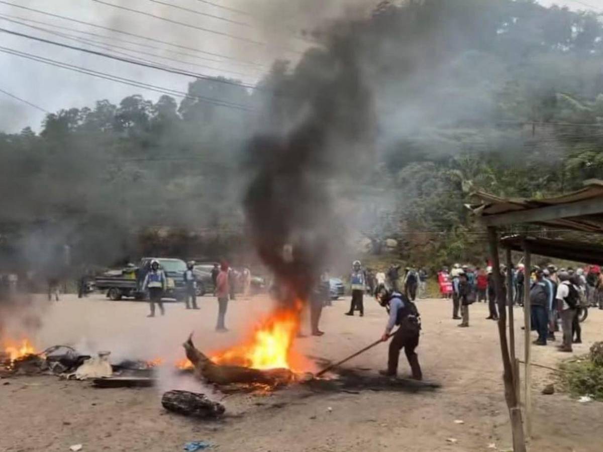 Él ganó: imágenes de caótica protesta de colectivos de Libre en la salida a Olancho
