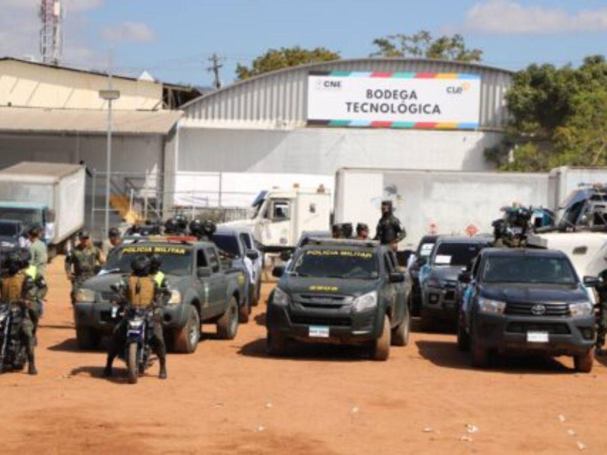 Por aire y por tierra: así comenzó el traslado del material electoral para las primarias 2025