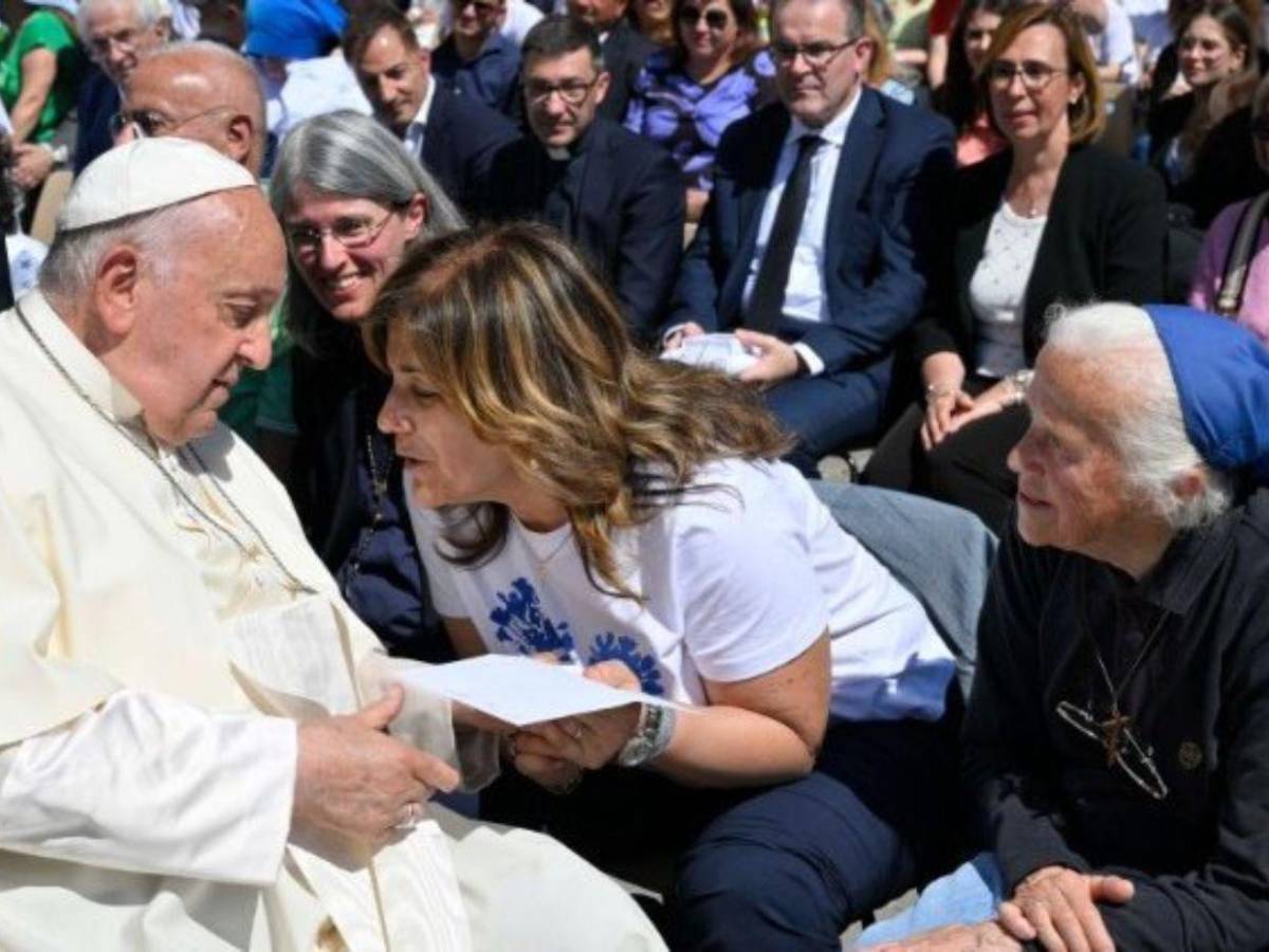 ¿Quién es la monja amiga del papa Francisco que lloró frente a su ataúd?