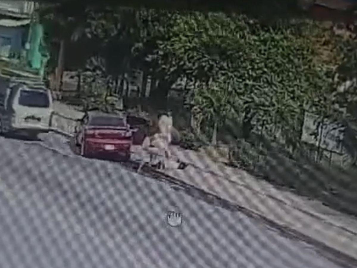 Cámaras captan el momento en que una mujer siguió y atropelló a su expareja tras una discusión