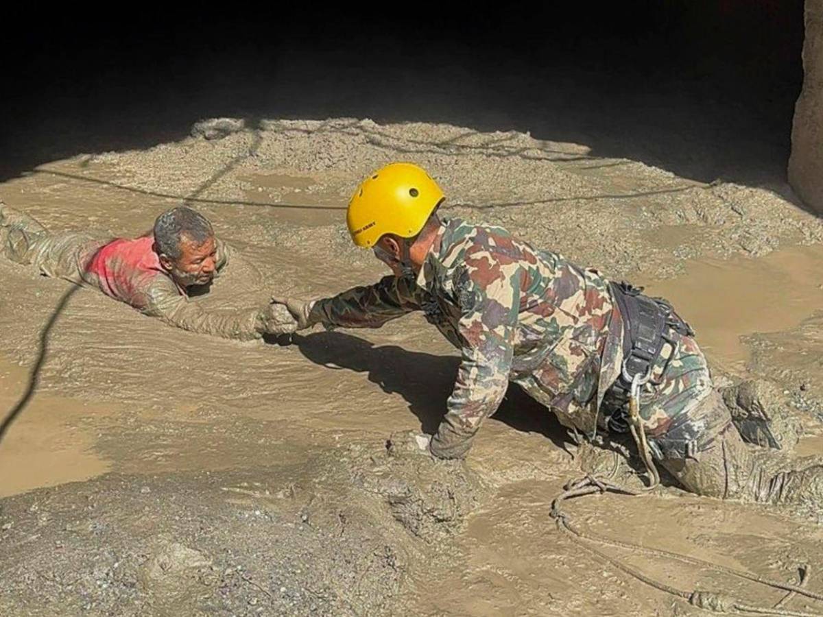 Riada en Nepal suma 682 muertos y casi 3,000 desaparecidos