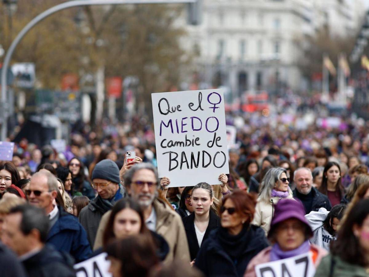 Las calles de Madrid se llenan de morado en multitudinaria marcha del 8M
