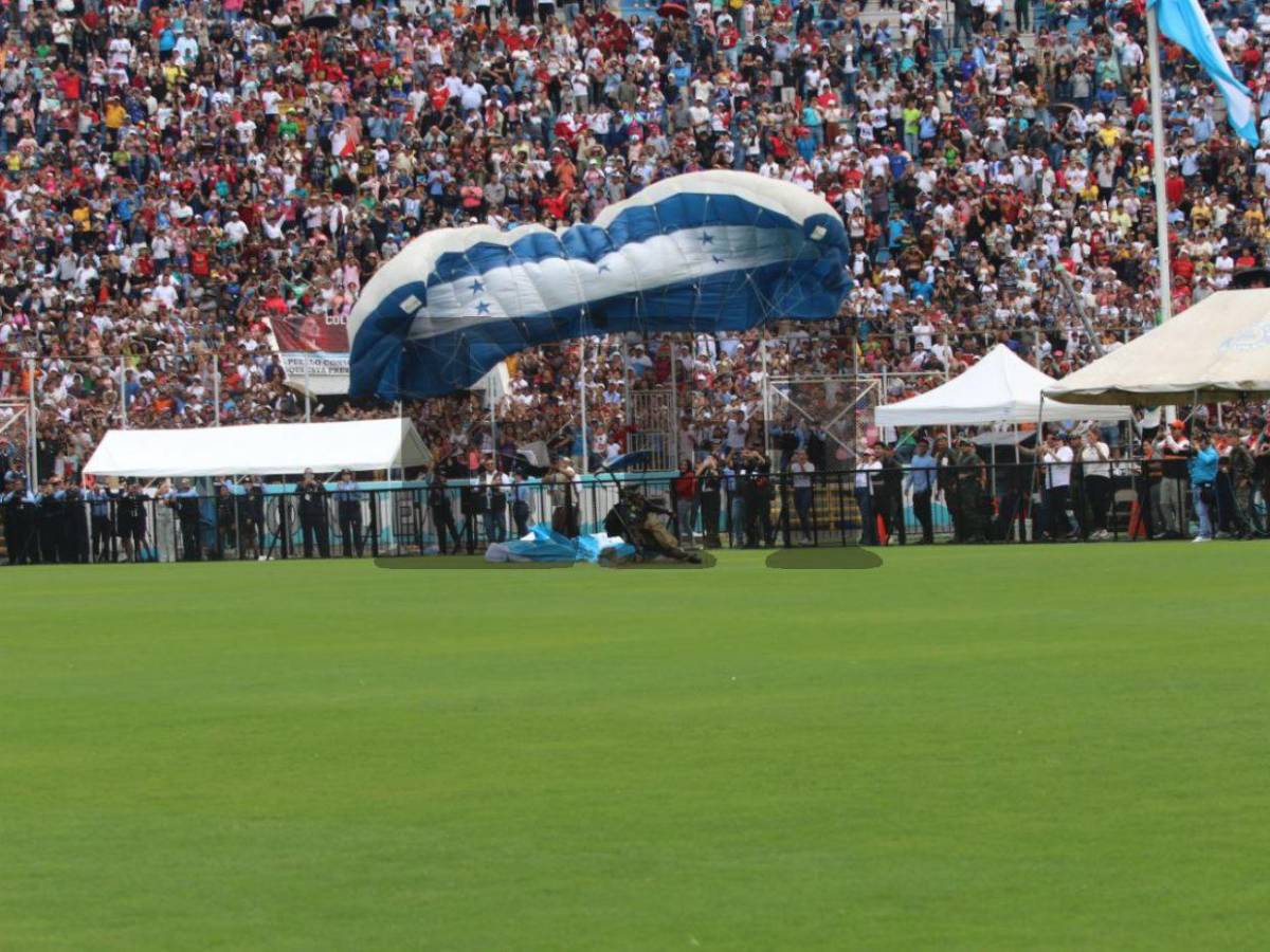 Cuadro a cuadro, así fue la brutal caída de un paracaidista en el Estadio Nacional