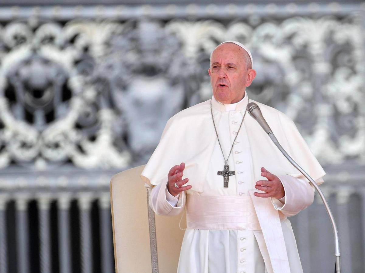 El cambio físico del papa Francisco: de líder enérgico a paciente frágil